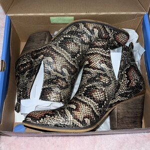 Jellypop Shoes size 9.5